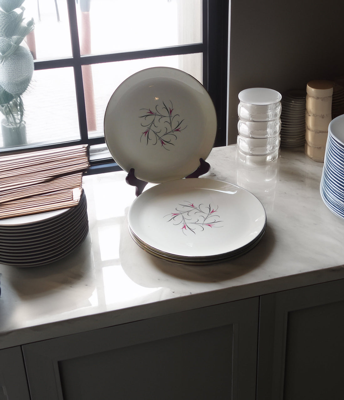 Set of 4 Don Schreckengost 1950s mid-century modern dinner plates with pink and black abstract pattern