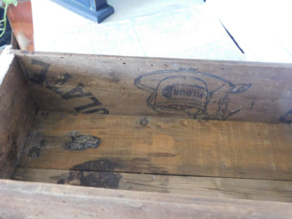 Boîte ancienne à motifs floraux